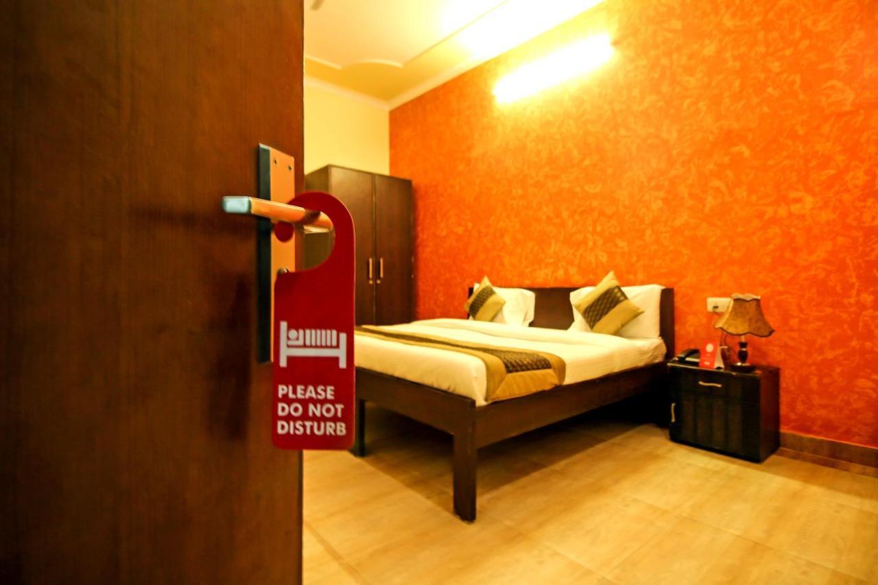 Oyo 8240 Maan Residency Hotel Gurgaon Buitenkant foto