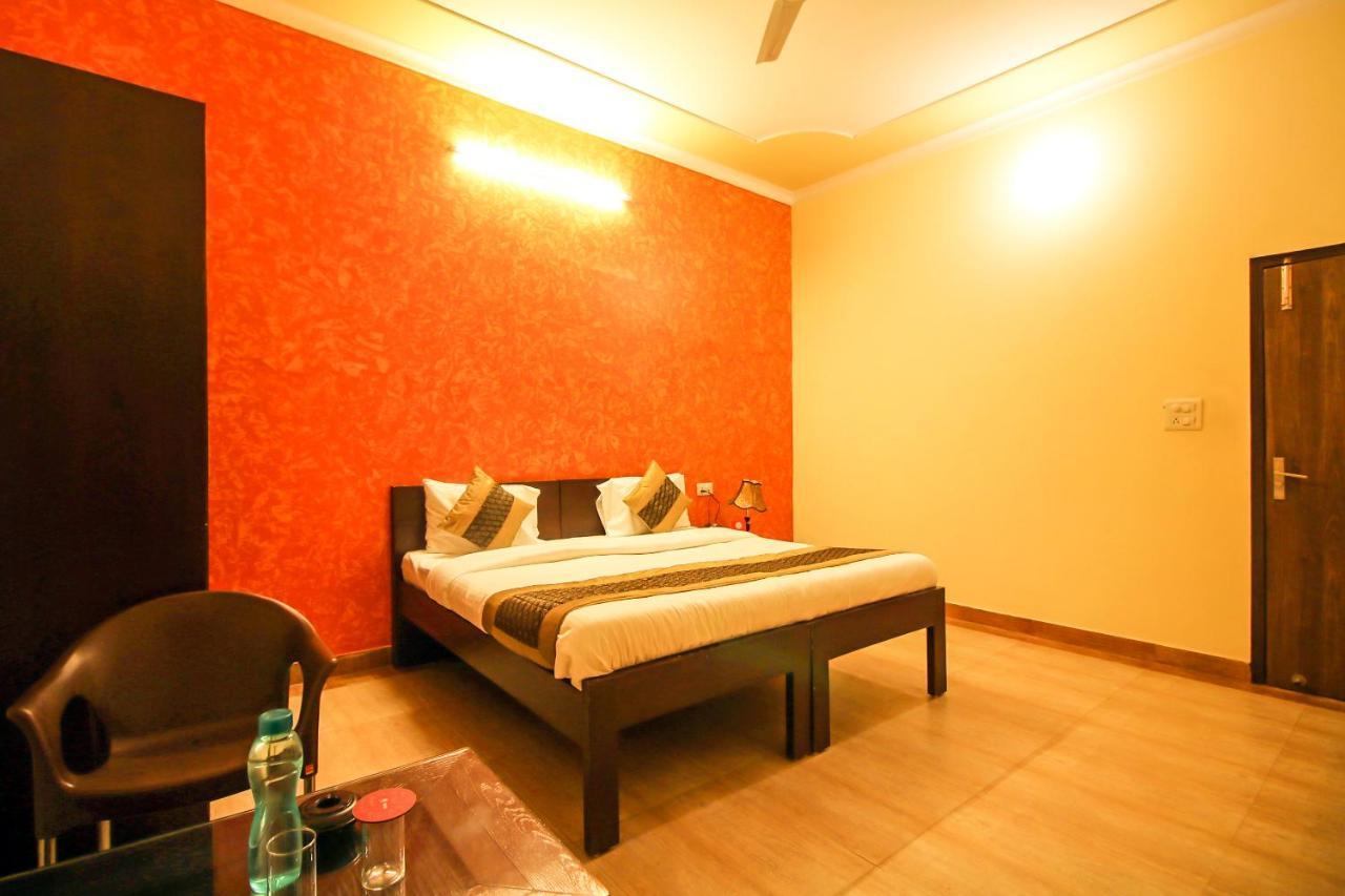 Oyo 8240 Maan Residency Hotel Gurgaon Buitenkant foto